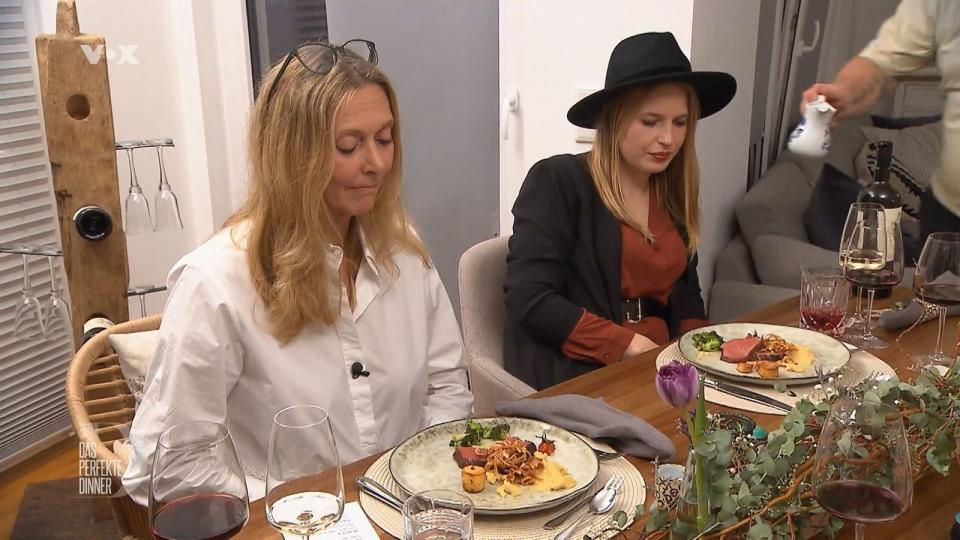 Rosa gebratenes Dry Aged Beef lacht Annette und Lisa Marie von ihren Tellern an.
 (Bild: RTL)