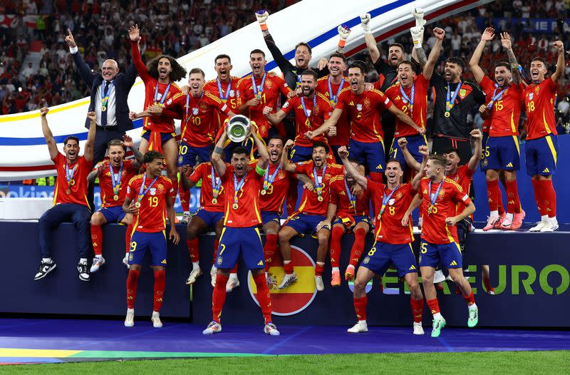 FOTO DE ARCHIVO. El español Álvaro Morata levanta el trofeo mientras la selección española celebra su victoria contra Inglaterra en la Eurocopa 2024 en el Olympiastadion de Berlín, en Alemania