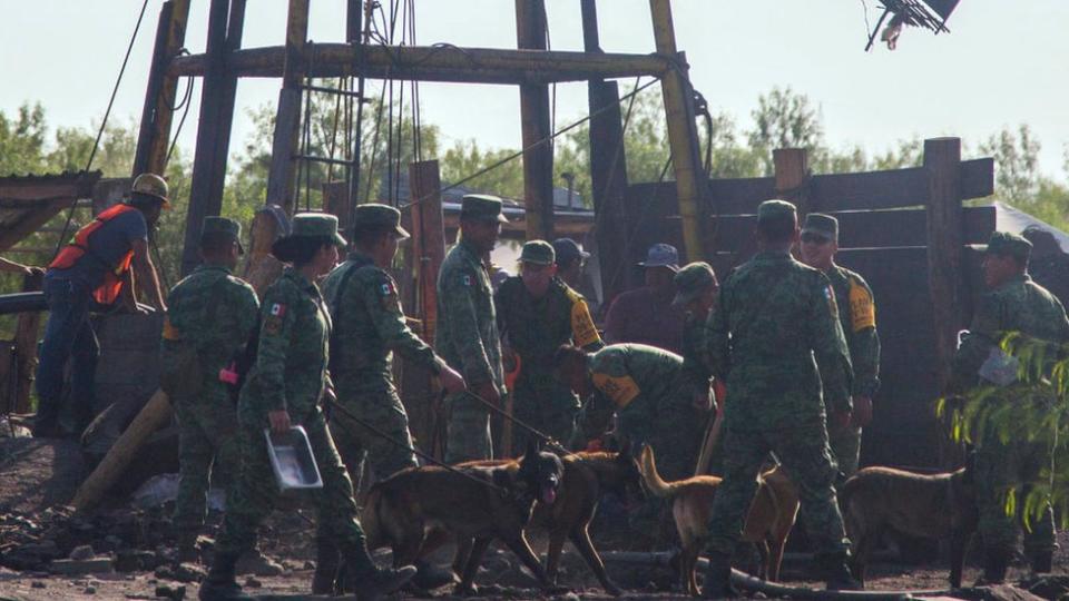 En las operaciones de rescate participan más de 300 soldados, buzos, perros de rescate y otros profesionales de apoyo a las familias de los mineros atrapados.