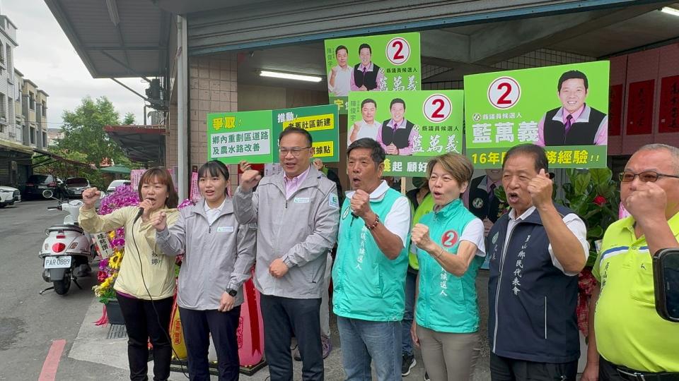 王義川為宜蘭員山鄉長候選人藍萬義輔選。民進黨提供