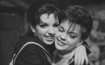 Dass Liza Minelli (links) schon früh ihren Einstieg ins Showbusiness feierte, war angesichts der Berufe ihrer Eltern sicher keine Überraschung: Im Alter von zehn Jahren trat sie 1956 erstmals als Tänzerin bei einer Show ihrer Mutter, mit 18 gab Liza Minnelli zwei gemeinsame Konzerte mit Judy Garland in London. (Bild: Regan/Daily Express/Hulton Archive/Getty Images)