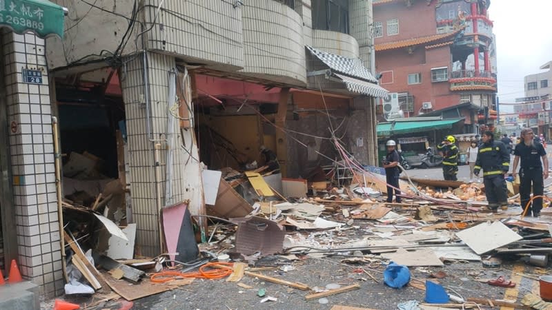 苗栗縣苗栗市光復路和天雲街口一間牛肉麵店3日上午發生氣爆，桌椅全部炸飛，造成3人受到嚴重燒燙傷、1人腳割傷，現場一片狼藉，警消獲報立即前往救援。（中央社／民眾提供）