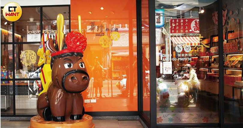 許裕麟將糕餅老店擴充成旗艦店時，在門口設了「東港王馬」造型裝置供民眾拍照打卡，極具地方特色。（圖／黃耀徵攝）