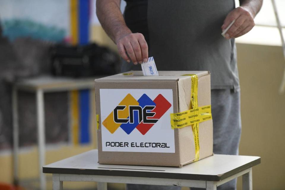 Un elector deposita su voto durante las elecciones presidenciales de Venezuela, el domingo 28 de julio de 2024, en Caracas.