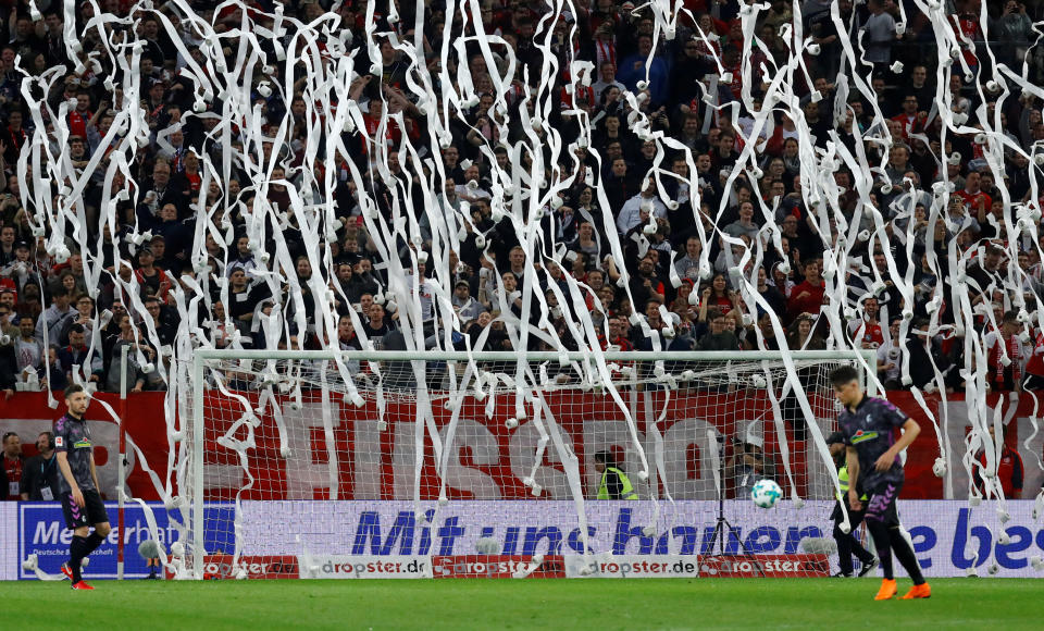 <p>Beim Bundesligaspiel zwischen dem 1. FSV Mainz 05 und dem SC Freiburg in der Mainzer Opel Arena werfen Fans Toilettenpapierrollen auf das Spielfeld. Mainz konnte das Spiel mit 2:0 für sich entscheiden. (Bild: REUTERS/Kai Pfaffenbach) </p>