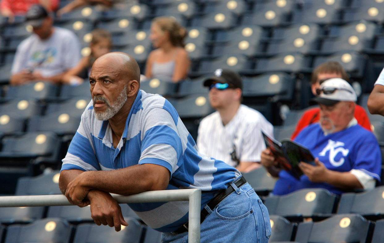 Willie Mays Aikens, ex Kansas City Royals, observa la práctica de bateo desde las gradas antes de un partido de los Royals, el 20 de septiembre de 2008, en el Kaufmann Stadium en Kansas City, Missouri. Aikens, un adicto en recuperación, ahora está tratando de recuperar el tiempo perdido. (Foto: John Sleezer/Kansas City Star/Tribune News Service vía Getty Images)