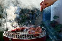 Wegen der soeben erwähnten PAK sollten Sie auch bei der Zubereitung von mariniertem Fleisch Vorsicht walten lassen: Wenn Sie das Fleisch direkt auf den Rost legen, kann das Öl direkt in die heiße Kohle tropfen, woraus PAK entstehen. Stattdessen sollten Sie lieber eine Aluschale verwenden. (Bild: iStock / Lars Würsig)