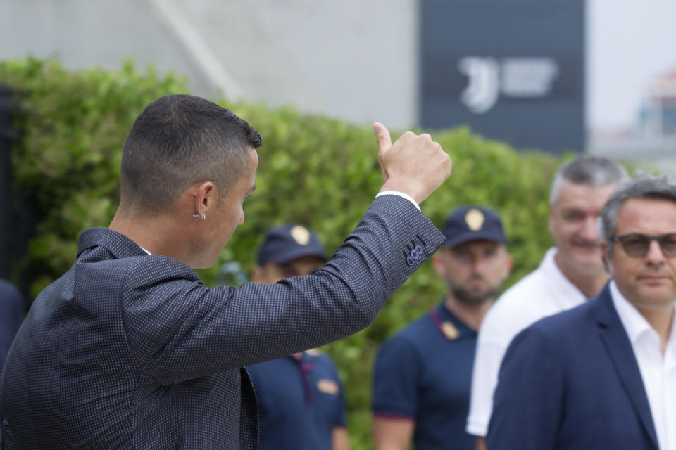 Cristiano Ronaldo saluta i fan fuori dal centro medico della Juventus (foto: LaPresse)