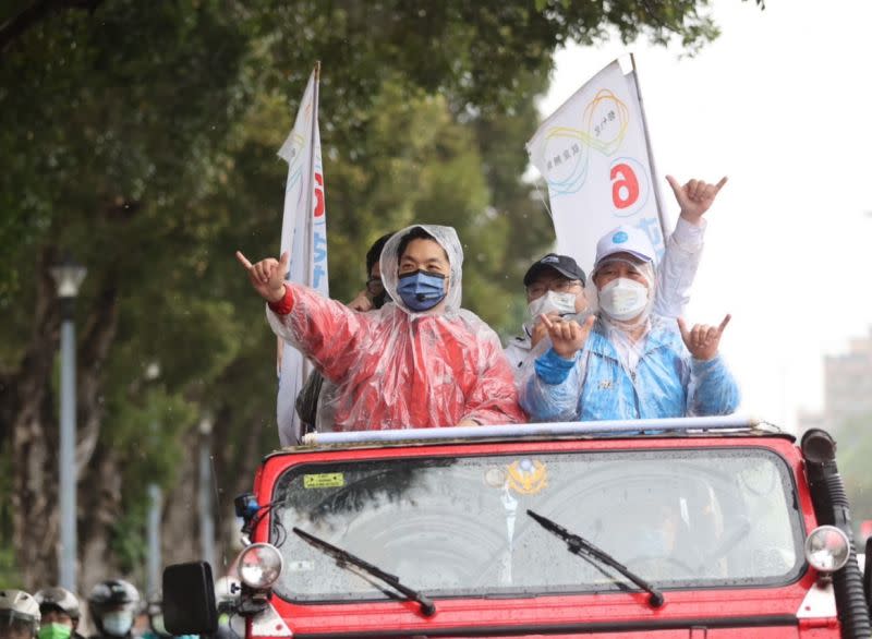 ▲李四川陪同蔣萬安車隊掃街。（圖／蔣萬安辦公室提供）