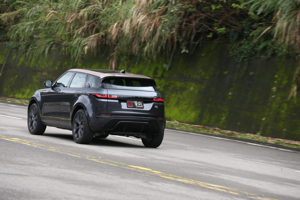 Evoque Bronze Collection搭載Ingenium直四渦輪增壓引擎+48V輕油電混合動力，249hp/37.2kgm透過9速手自排變速箱及智慧型AWD揮灑，堪稱鋼彈級小型LSUV。