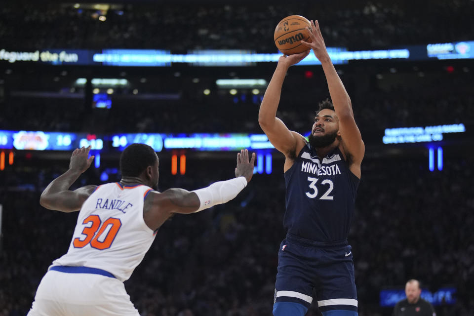 NEW YORK, NEW YORK - 1 JANUARI: Karl-Anthony Towns #32 dari Minnesota Timberwolves menembakkan bola ke arah Julius Randle #30 dari New York Knicks di Madison Square Garden pada 1 Januari 2024 di New York City. Knicks mengalahkan Timberwolves 112-106. CATATAN UNTUK PENGGUNA: Pengguna secara tegas mengetahui dan menyetujui bahwa, dengan mengunduh dan atau menggunakan foto ini, Pengguna menyetujui syarat dan ketentuan Perjanjian Lisensi Getty Images. (Foto oleh Mitchell Leff/Getty Images)