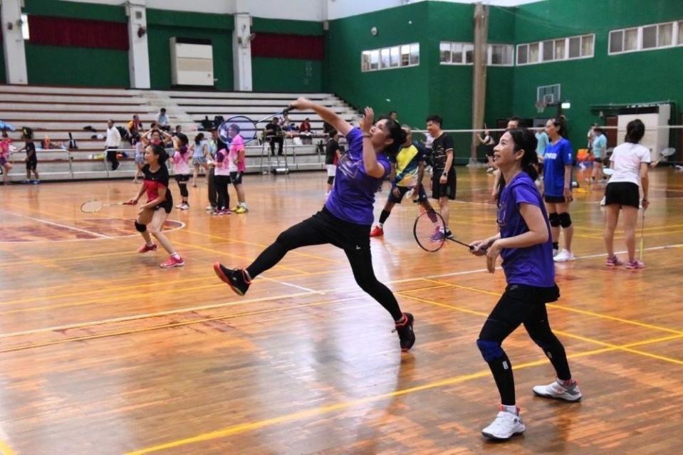 《圖說》中和區公所開辦羽球比賽，從年輕人到年長者，參加者逐年增加。〈中和區公所提供〉
