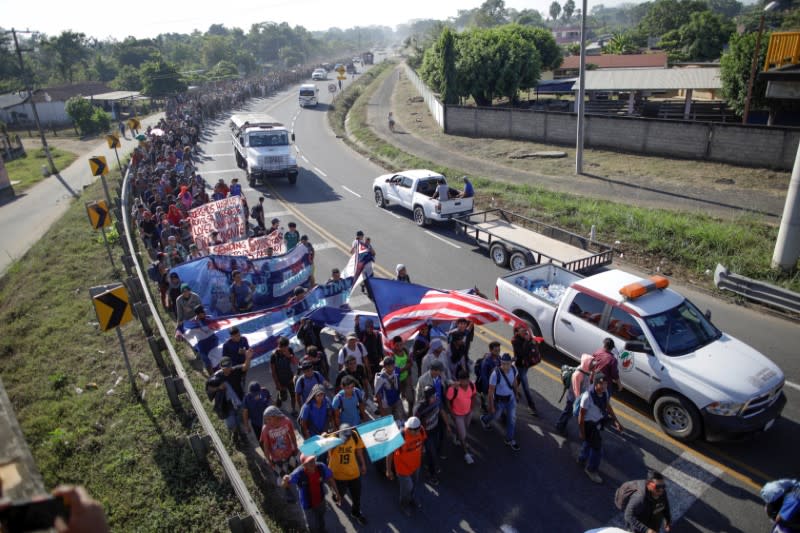 Migrantes, principalmente de Centroamérica y marchando en una caravana, caminan en una carretera cerca de Ignacio Zaragoza, Chiapas