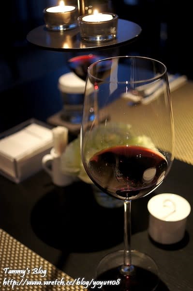 一杯義大利的紅酒開啟晚餐的序幕……