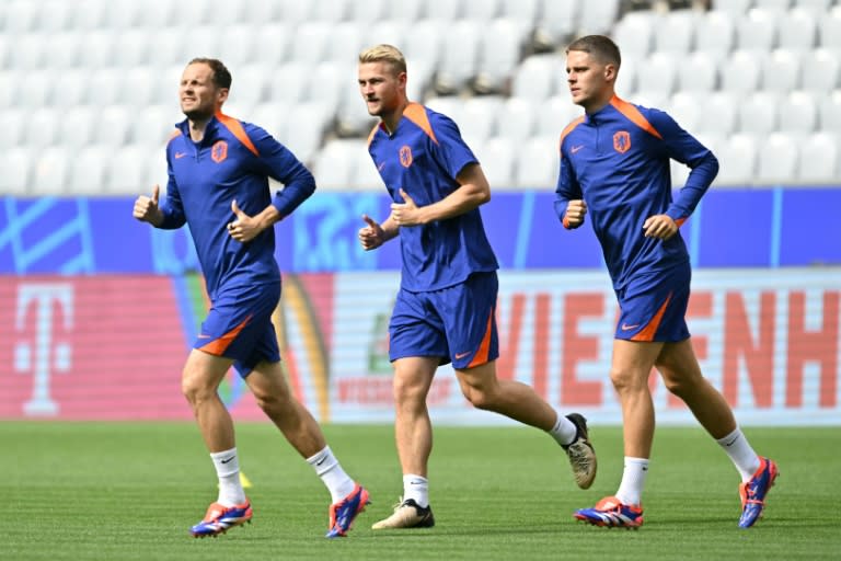 Netherlands' defender <a class="link " href="https://sports.yahoo.com/soccer/players/379402/" data-i13n="sec:content-canvas;subsec:anchor_text;elm:context_link" data-ylk="slk:Daley Blind;sec:content-canvas;subsec:anchor_text;elm:context_link;itc:0">Daley Blind</a> (L) warned his team-mates to expect fervent Turkish support on Saturday in Berlin (MIGUEL MEDINA)