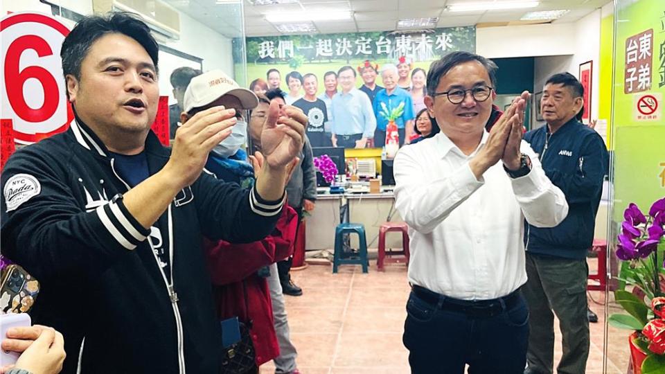 2024台東縣區域立委激戰，現任立委劉櫂豪（中）退黨參選，以1萬8744票落敗，他坦然接受挫敗。（蕭嘉蕙攝）