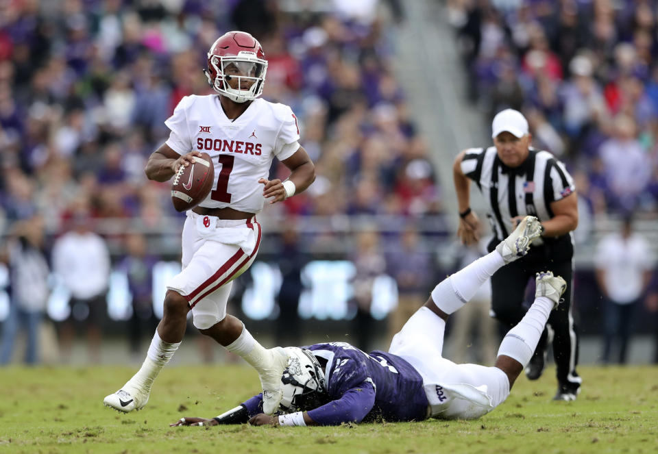 Oct. 20, 2018; Fort Worth, Texas; Oklahoma Sooners quarterback Kyler Murray (1) runs past TCU Horned Frogs defensive end <a class="link " href="https://sports.yahoo.com/nfl/players/31881/" data-i13n="sec:content-canvas;subsec:anchor_text;elm:context_link" data-ylk="slk:Ben Banogu;sec:content-canvas;subsec:anchor_text;elm:context_link;itc:0">Ben Banogu</a> (15) during the first half at Amon G. Carter Stadium. Kevin Jairaj-USA TODAY Sports