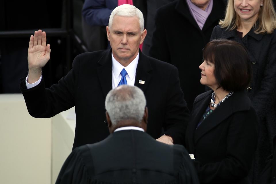 <p>Vizepräsident Mike Pence legt den Amtseid ab (Bild: Getty Images) </p>