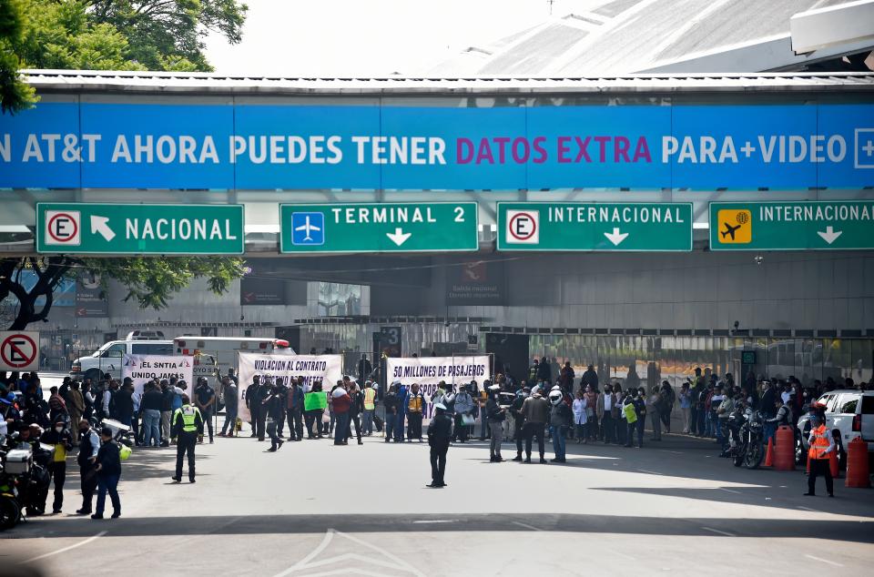 Bloqueo de empleados en el Aeropuerto Internacional de Ciudad de México por el incumplimiento en su pago de utilidades. Foto: ALFREDO ESTRELLA/AFP via Getty Images