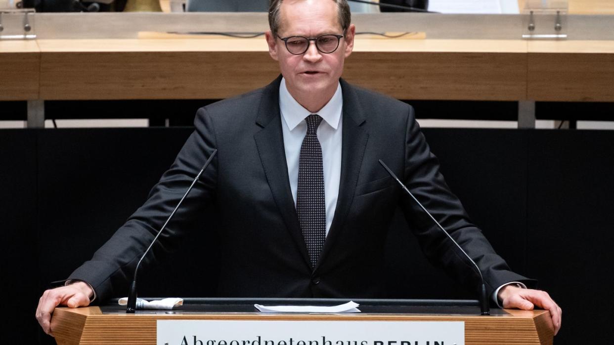 Michael Müller (SPD), Regierender Bürgermeister von Berlin, spricht bei einer Sondersitzung im Berliner Abgeordnetenhaus.