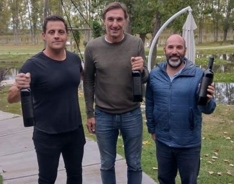 Schiavi (en el centro) junto a Eusebio Guiñazú y el enólogo Gonzalo Mazzotta