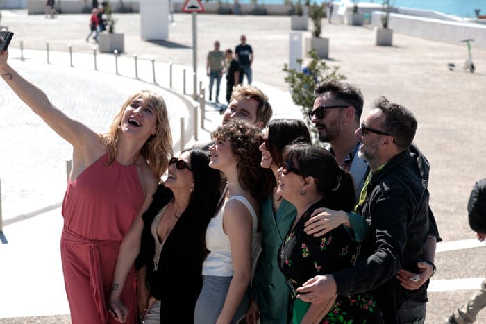 Pilar López de Ayala haciéndose un selfie con sus compañeros en el Festival de Málaga