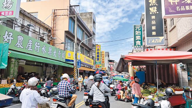 台南市麻豆區3大傳統市場集中在市中心，但周邊道路狹窄，且長期充斥流動攤商，交通問題為人詬病多年。（張毓翎攝）
