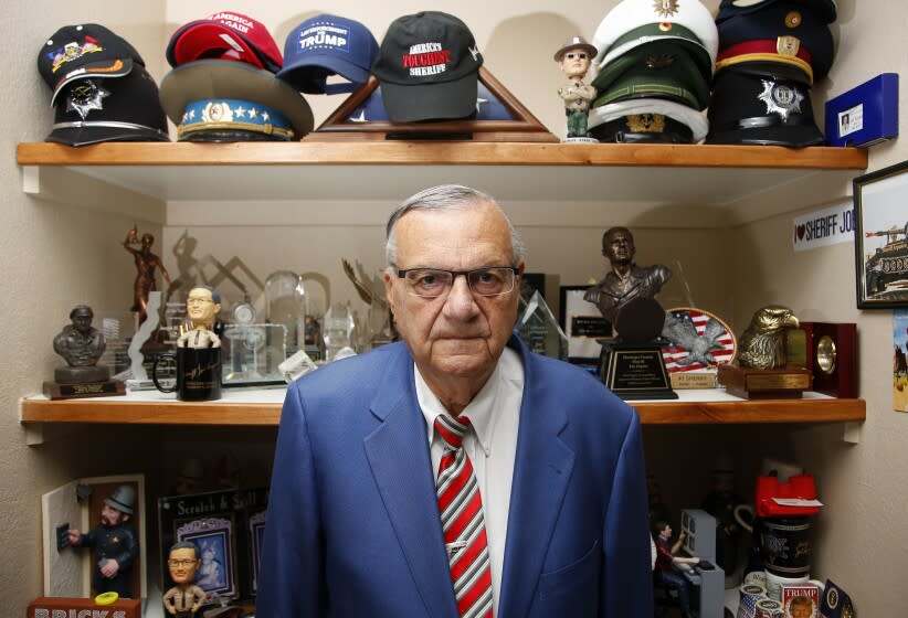 ARCHIVO - El ex sheriff de Maricopa, Arizona, Joe Arpaio, posa para una foto el 22 de julio del 2020 en Fountain Hills. (AP Foto/Ross D. Franklin)