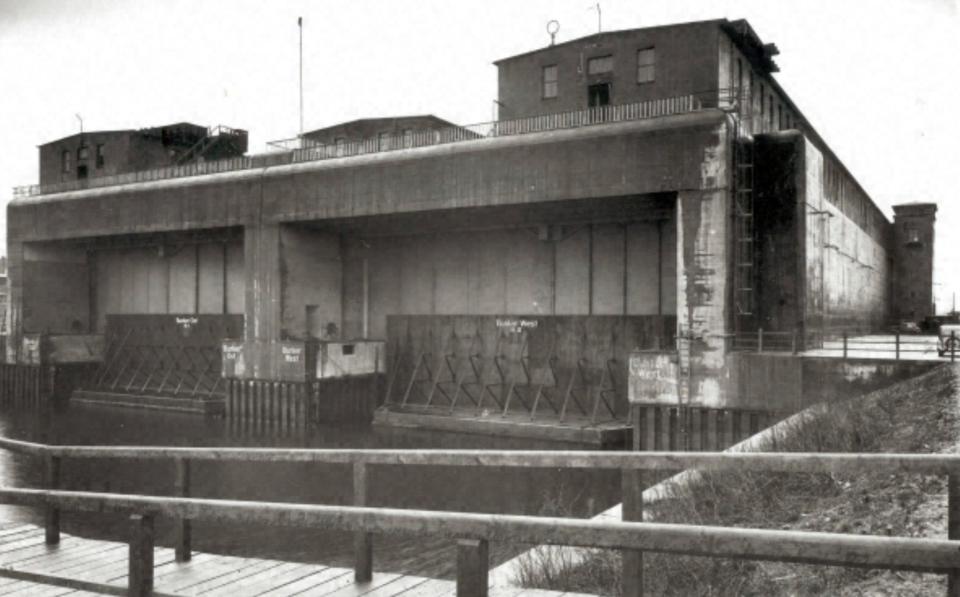 Front entrance of Elbe II. <em>Unknown author</em>