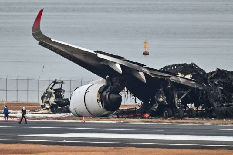 Los restos carbonizados del avión de Japan Airlines tras el accidente en el aeropuerto de Haneda, en Tokio. (Richard A. Brooks / AFP)
