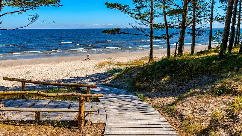 Jūrmala es una playa muy popular en Letonia.