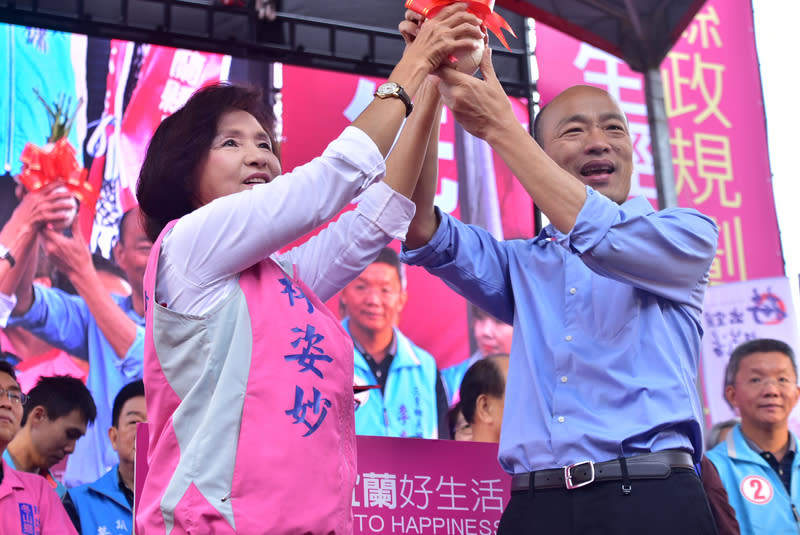 國民黨宜蘭縣長參選人林姿妙（前左）20日在羅東鎮成立溪南競選總部，同黨高雄市長參選人韓國瑜（前右）現身站台。（林姿妙競選總部提供）中央社記者王朝鈺傳真 107年10月20日