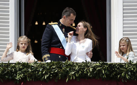 Spain's new King Felipe VI, his wife Queen Letizia, Princess Sofia and Princess Leonor (L) appear on the balcony of the Royal Palace in Madrid, June 19, 2014. REUTERS/Andrea Comas
