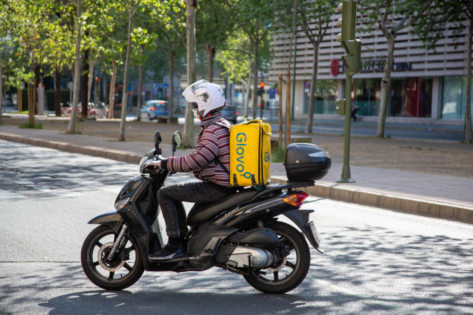 La lentitud en el servicio por la disminución de la oferta se recupera en el trayecto al no haber apenas tráfico. Foto Fernando Ruso