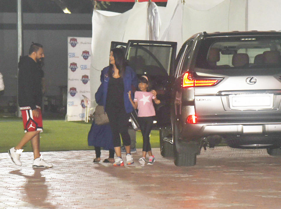 Both Aishwarya and her daughter Aaradhya seem excited for the match.