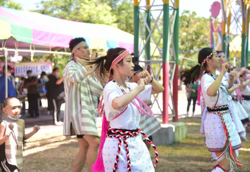 花蓮市太魯閣族感恩祭登場，部落族人以歌舞感謝上蒼並歡迎賓客。(花蓮市公所提供)