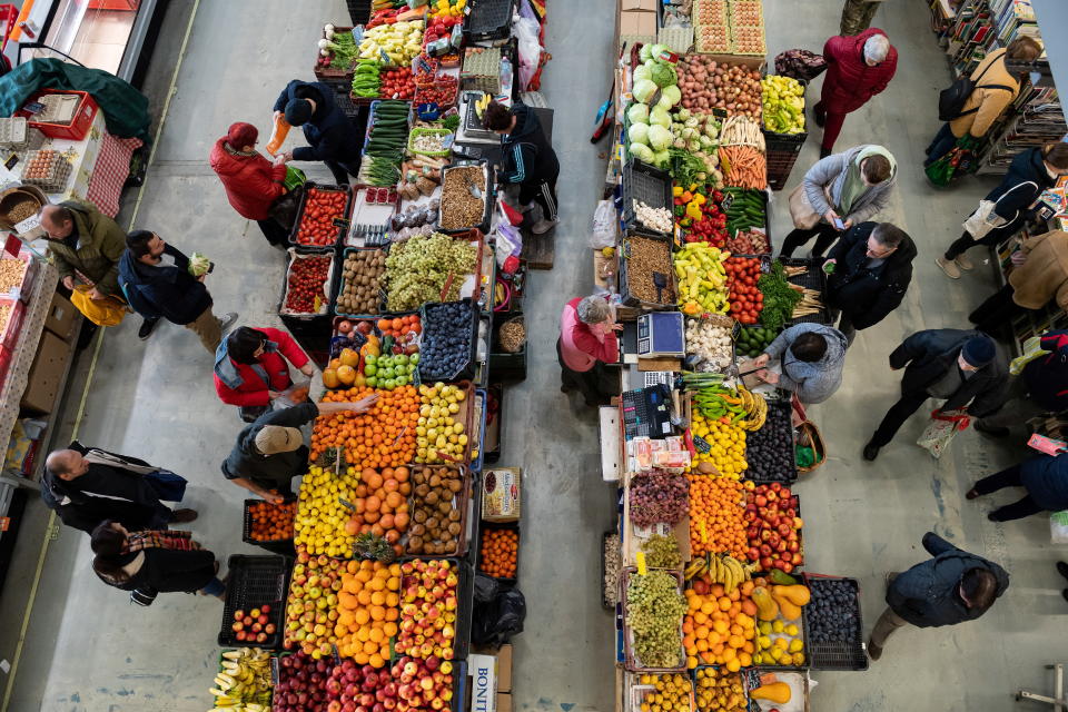 People buy food at a market in Budapest, Hungary, December 3, 2022. REUTERS/Marton Monus inflation