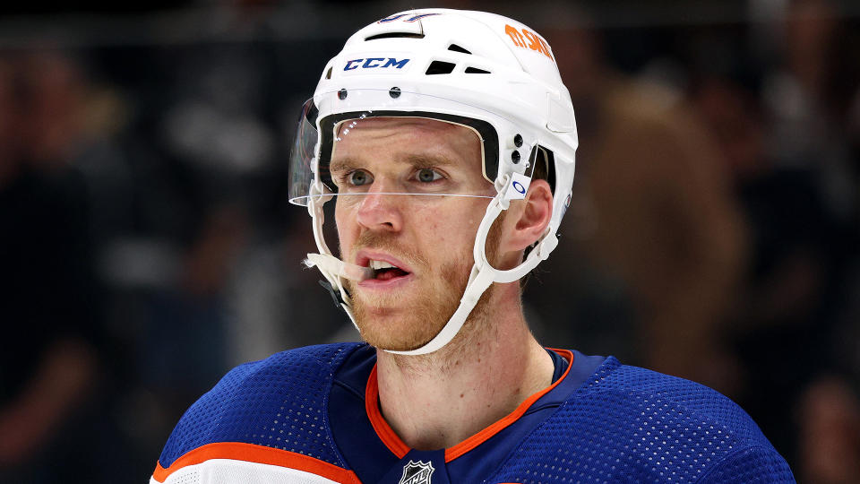 Connor McDavid foi o vencedor unânime do Hart Trophy.  (Foto de Harry Ho/Getty Images)