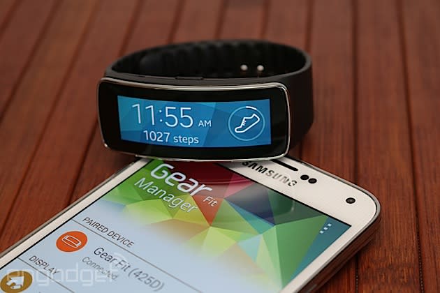 Samsung Gear Fit review: a fitness band and smartwatch | Engadget
