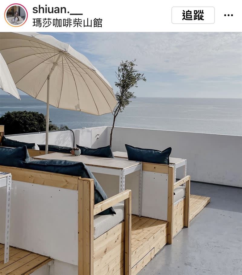 餐廳氛圍愜意，配上海景讓人有來到地中海度假的錯覺。（圖／IG r__o__n__g、shiuan.__提供）