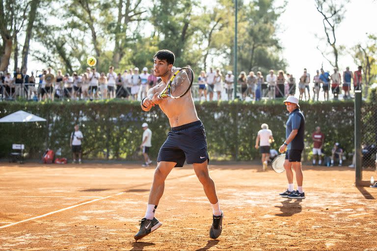 El entrenamiento de Carlos Alcaraz, frente a la expectante mirada del público en el Lawn Tennis