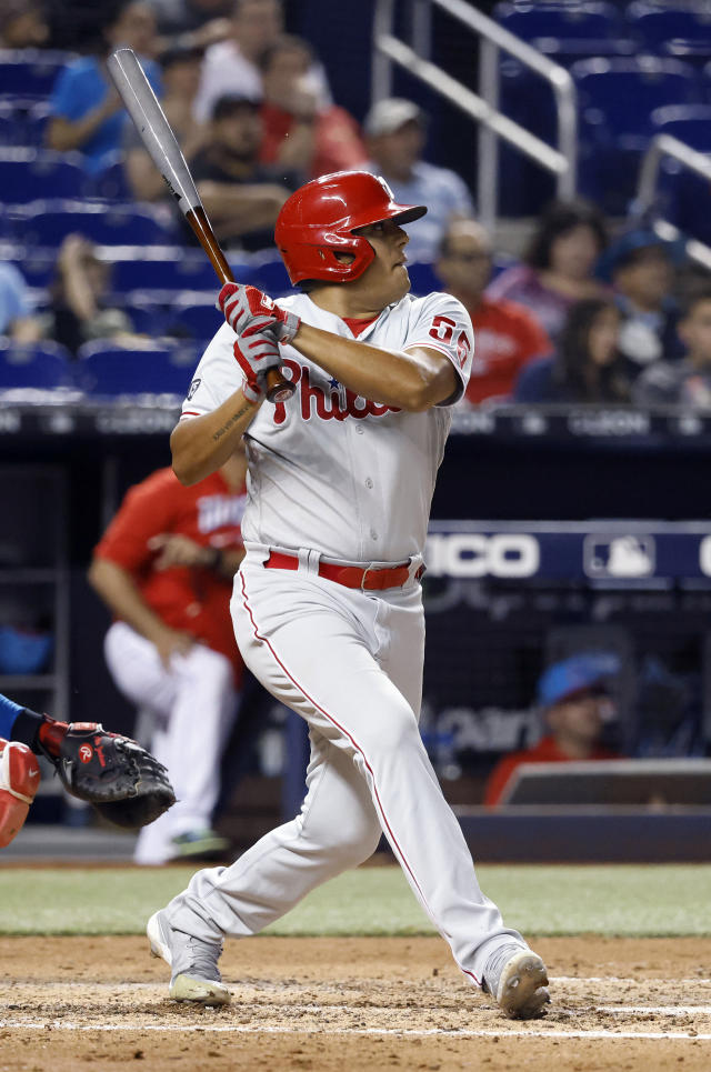 Hoskins' RBI in 9th rallies Phillies past Marlins 3-2