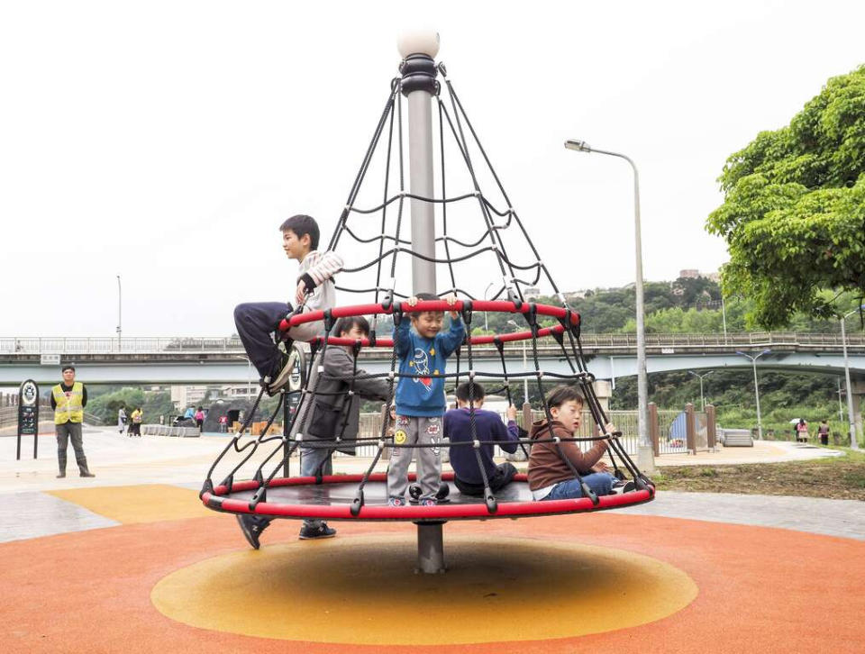 道南河濱公園恆光橋下游共融式遊戲場(圖片來源：台北市水利處)