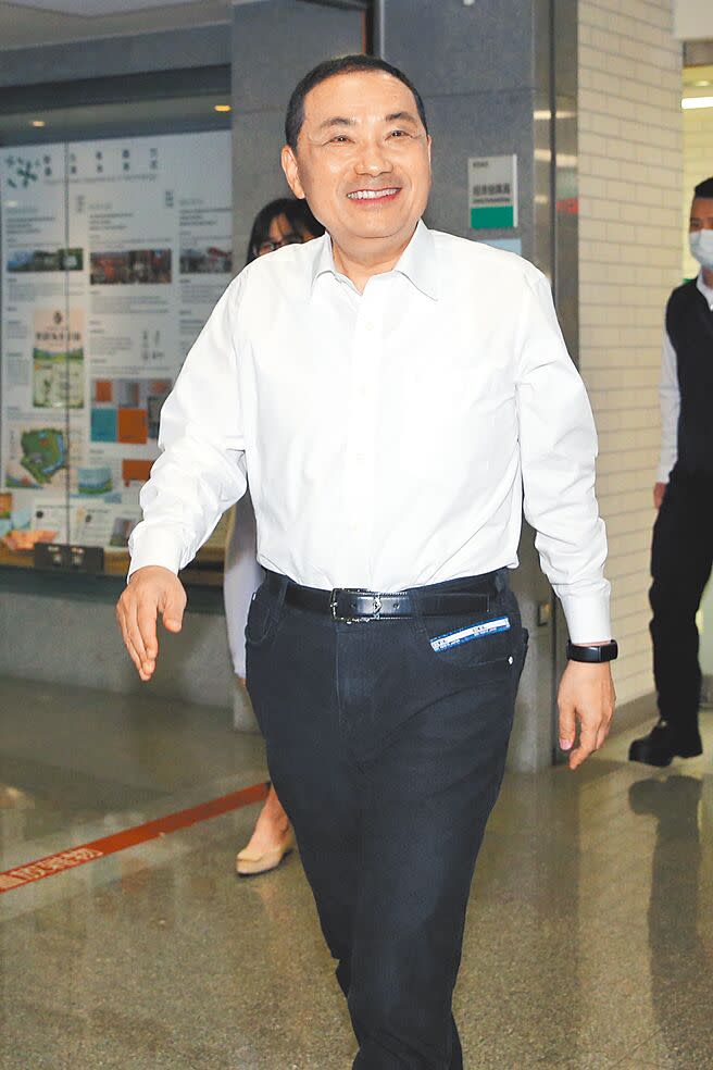 新北市長侯友宜18日出席「112年新北市政府公務人員研訓授能計畫導讀會」，面對獲徵召提名後遭受民進黨議員群起圍攻，要求他為帶職參選道歉或辭職。侯友宜回應，國家現階段面對國外情勢險峻、國內百廢待舉，一個對國家社會有責任的人絕對不能視而不見，應該挺身而出。（黃世麒攝）