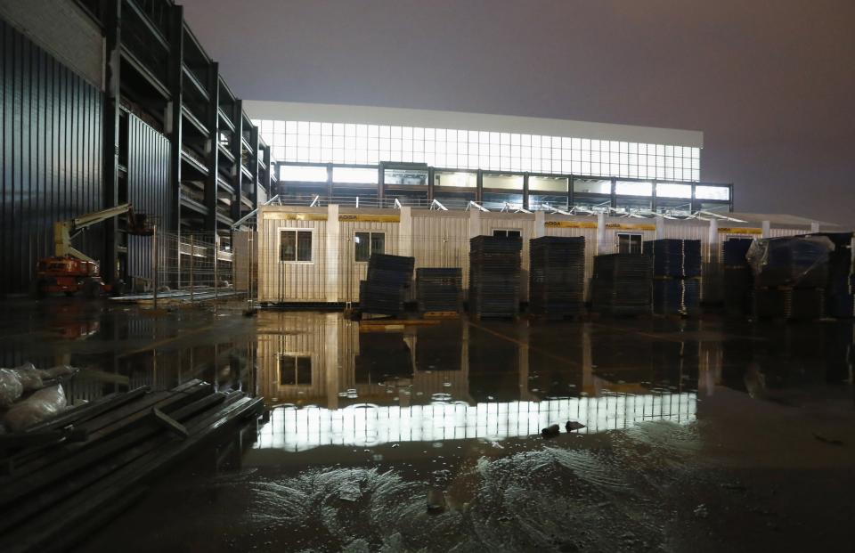 A view of the incomplete press area of the Arena da Baixada stadium is seen as Atletico Paranaense and Corinthians played the first friendly match to test the stadium under construction for the World Cup in Curitiba, May 14, 2014. The Arena da Baixada is considered by FIFA as the stadium with the greatest delays with less than a month to go for the tournament to begin. REUTERS/Rodolfo Buhrer (BRAZIL - Tags: SPORT SOCCER WORLD CUP)