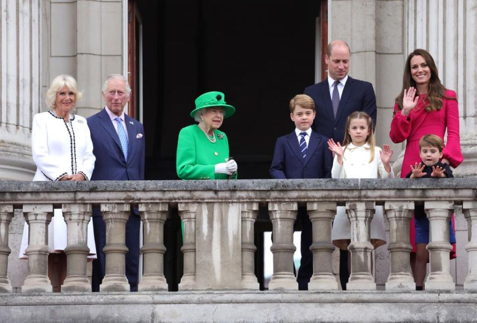 <p>One final balcony shot, featuring the core members of the British royal family: Prince Charles and Camilla, Queen Elizabeth, and the Cambridges. </p><p><a class="link " href="https://www.townandcountrymag.com/society/tradition/a40198164/queen-elizabeth-surprise-balcony-appearance-platinum-jubilee-pageant-photos/" rel="nofollow noopener" target="_blank" data-ylk="slk:Read more here;elm:context_link;itc:0;sec:content-canvas">Read more here</a></p>