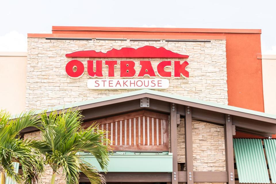 outback steakhouse restaurants open new years day