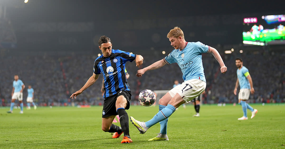  Manchester City star Kevin De Bruyne injured in the Champions League final: Matteo Darmian of FC Internazionale battles for possession with Kevin De Bruyne of Manchester City during the UEFA Champions League 2022/23 final match between FC Internazionale and Manchester City FC at Atatuerk Olympic Stadium on June 10, 2023 in Istanbul, Turkey. 