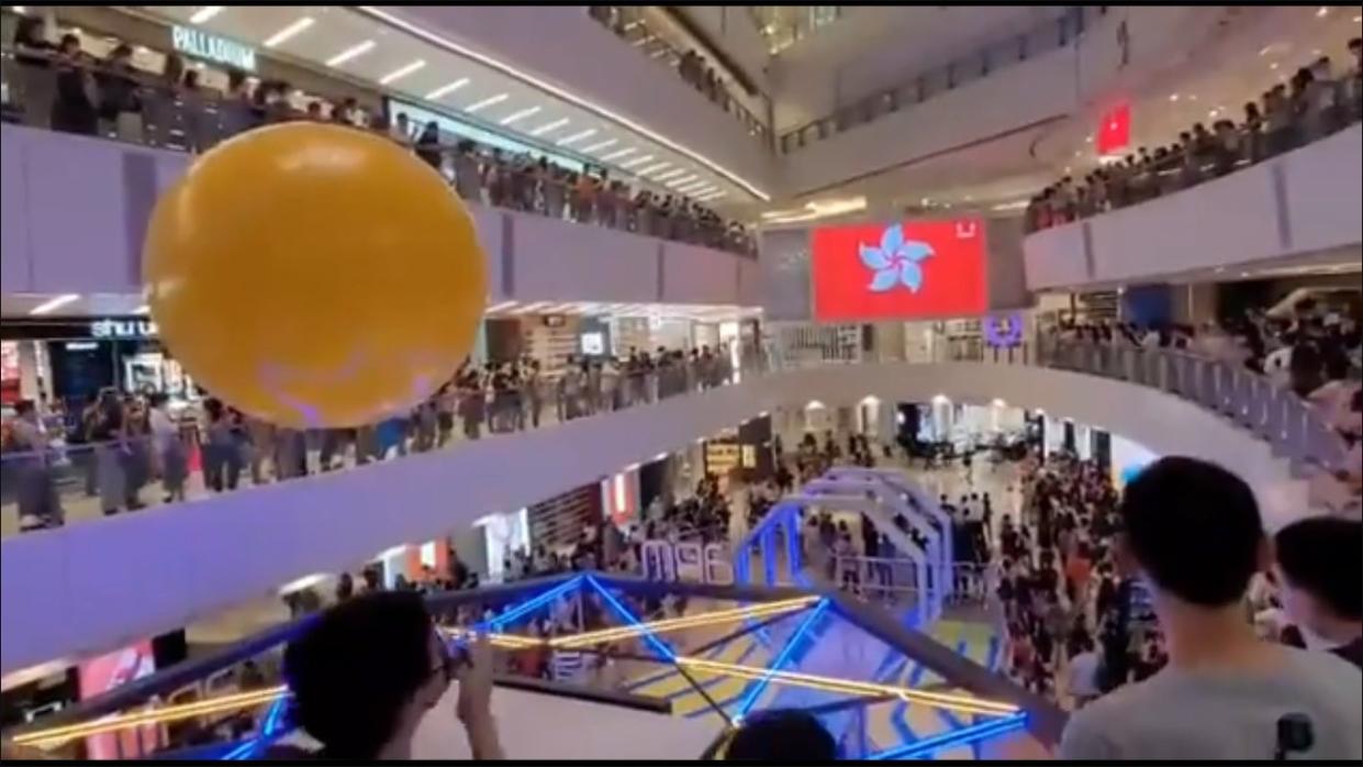 Crowd at Hong Kong mall boo Chinese national anthem during a broadcast of the medal ceremony as a Hong Kong fencer was awarded (Screengrab/Twitter)