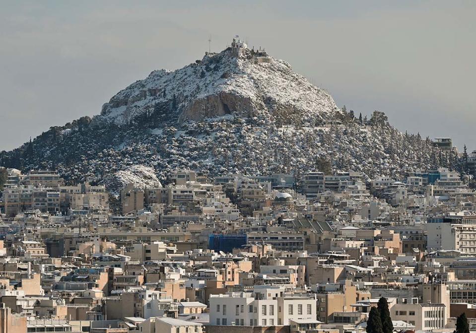 La coliline Lycabettus recouverte d'un manteau bleu